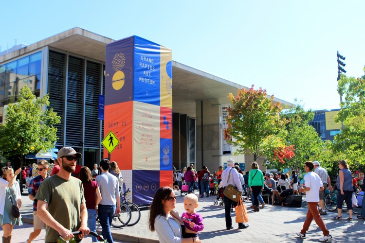 9-28_crowd_750_500_90-2