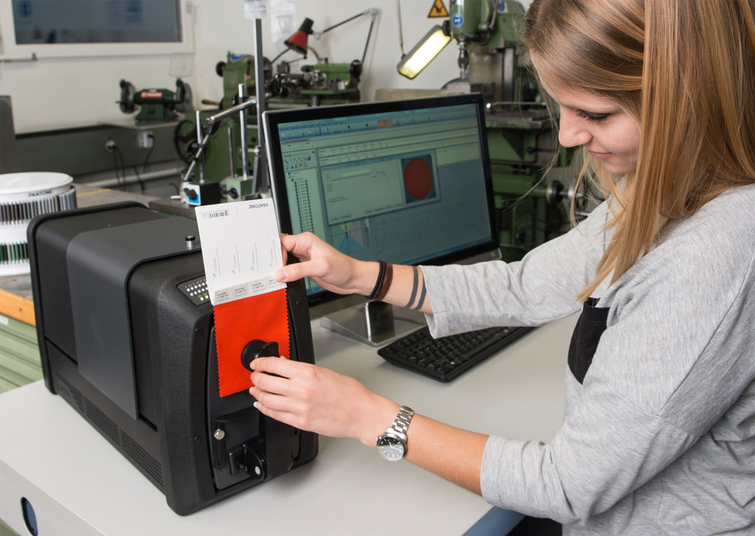 Ci7x00 benchtop spectrophotometer measuring a Pantone Textile Swatch